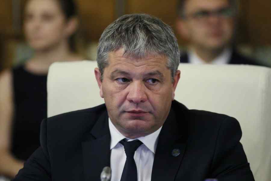 Opoziția cere demisia lui Bodog