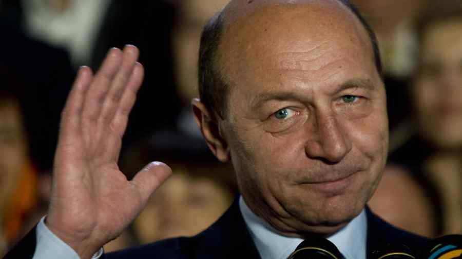 Băsescu îl întreabă pe Cioloş dacă pe el l-a invitat preşedintele la manifestările de Ziua Naţională