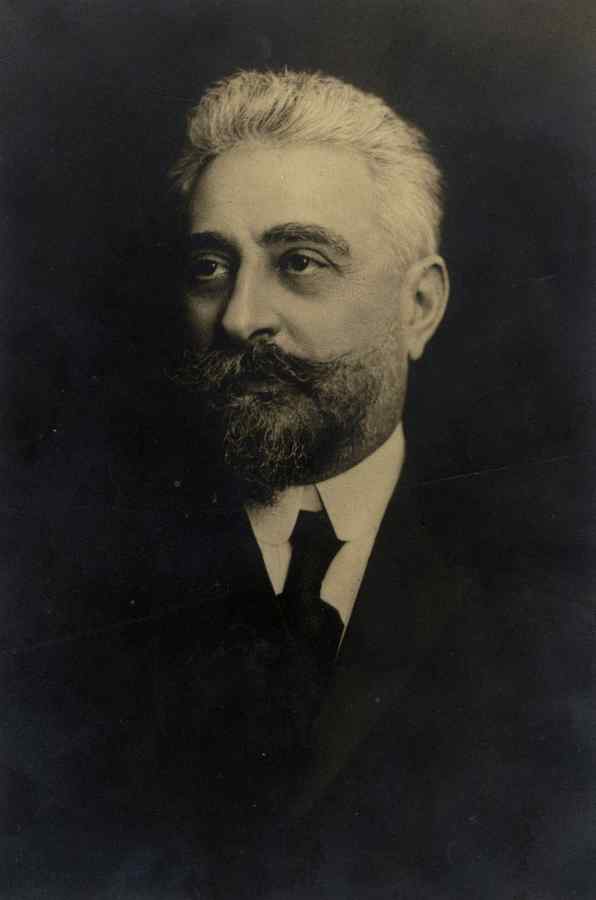 Politicienii români și interesul național