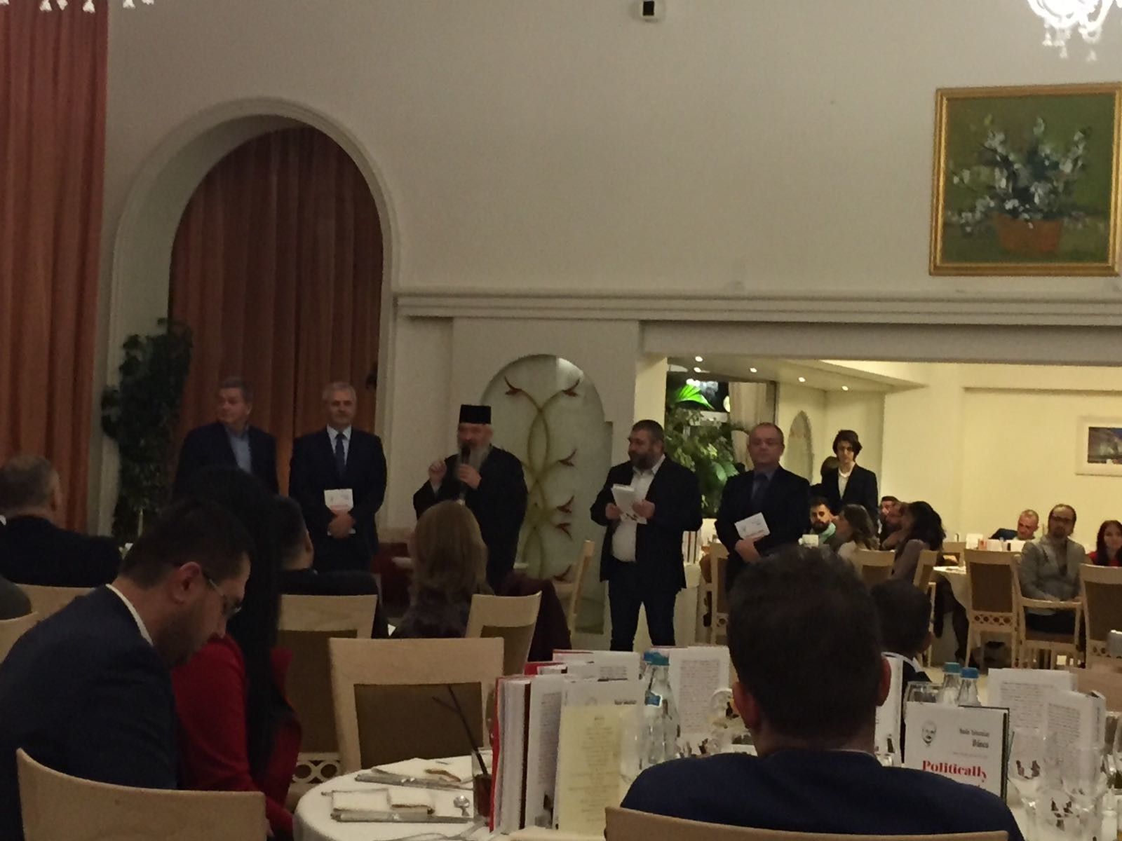 Trăiască Dâncu! Trăiască România! Trăiască între partide prietenia!