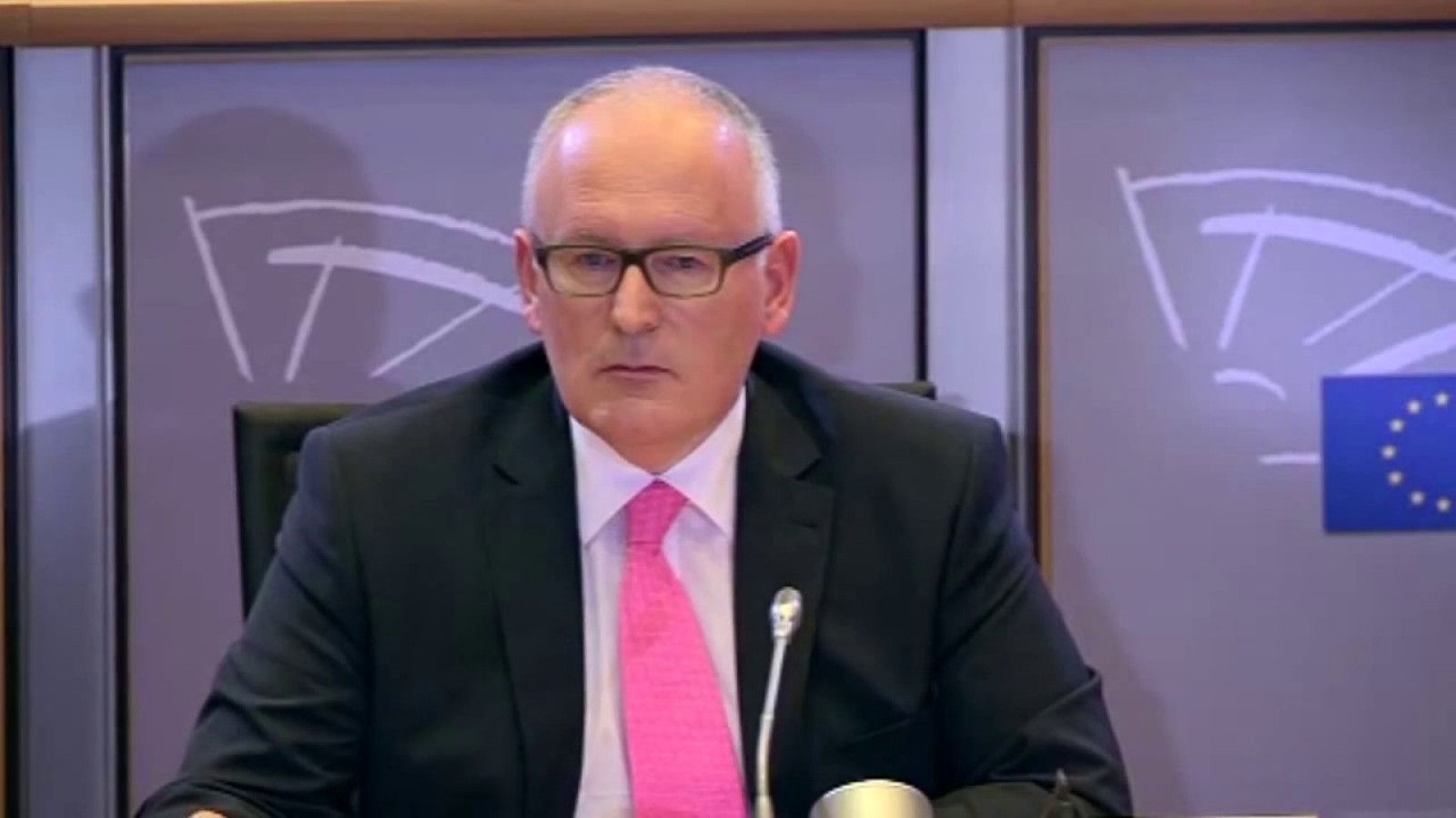 Timmermans o dă la întors ca la Bruxelles