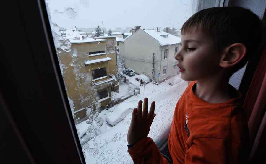 Cod galben de ninsoare şi viscol în patru judeţe