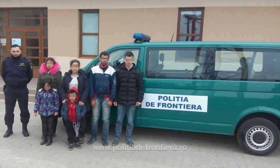 Ce căutau opt migranți la granița României