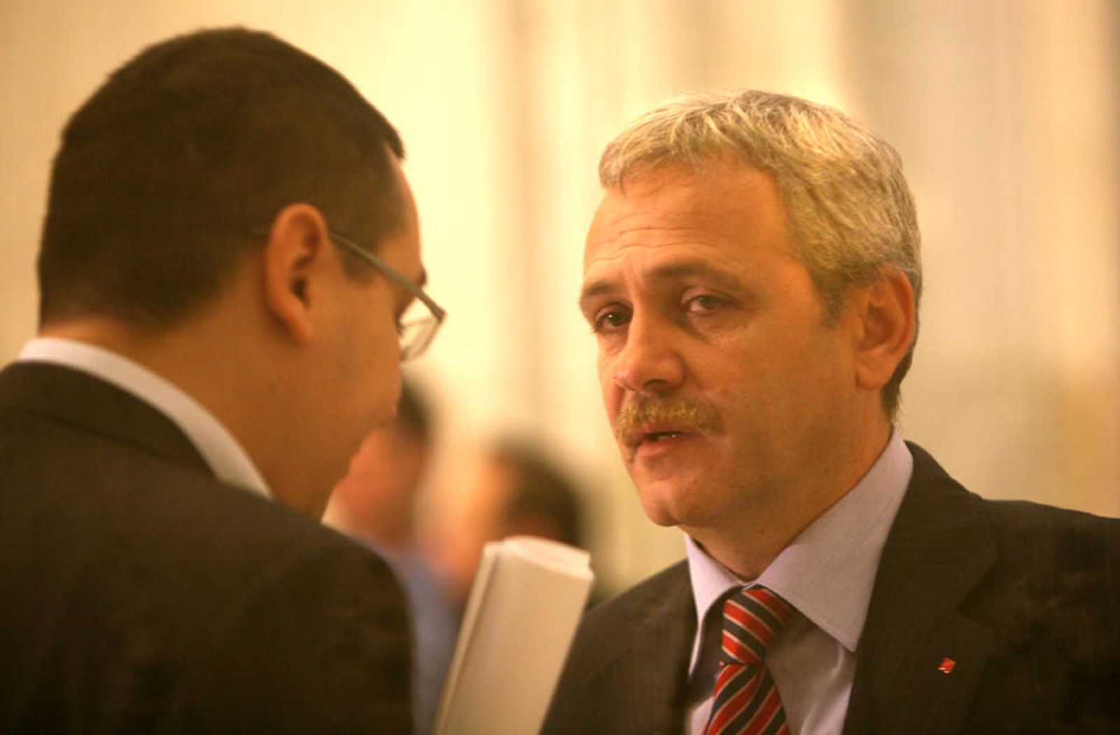 Cine i-a pus pumnul în gură lui Victor Ponta