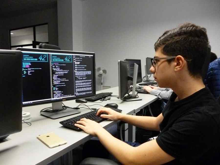 Programatorii cu liceu scapă de plata impozitului