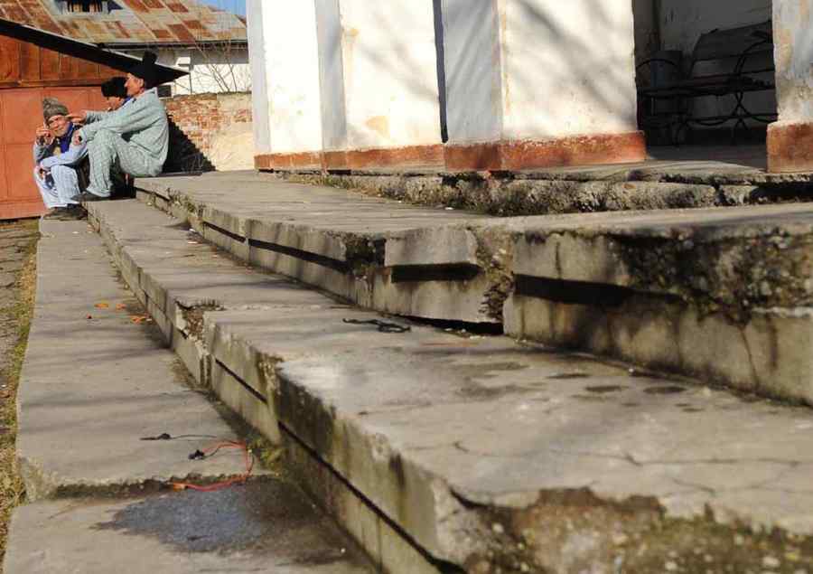 Spitale care stau să cadă