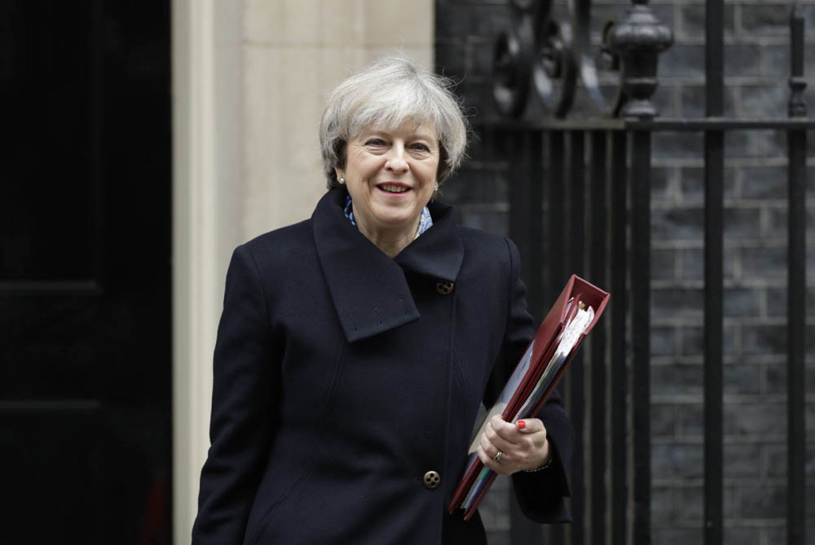 Viața românilor din Marea Britanie, pusă între paranteze