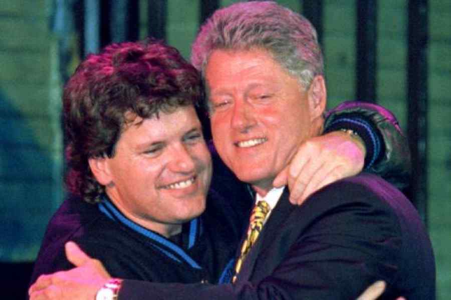 Hillary primeşte o lovitură chiar din familia Clinton