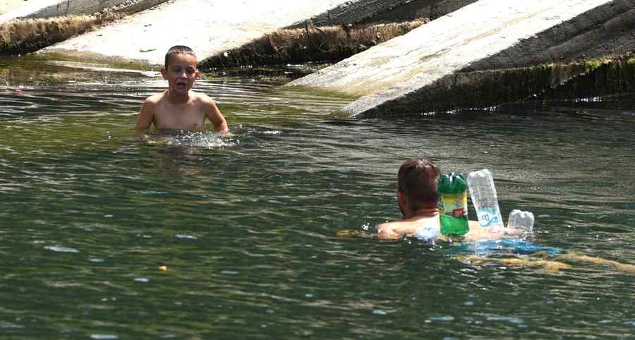 La ce mai sunt bune PET-urile. Instantaneu de pe Splaiul Unirii