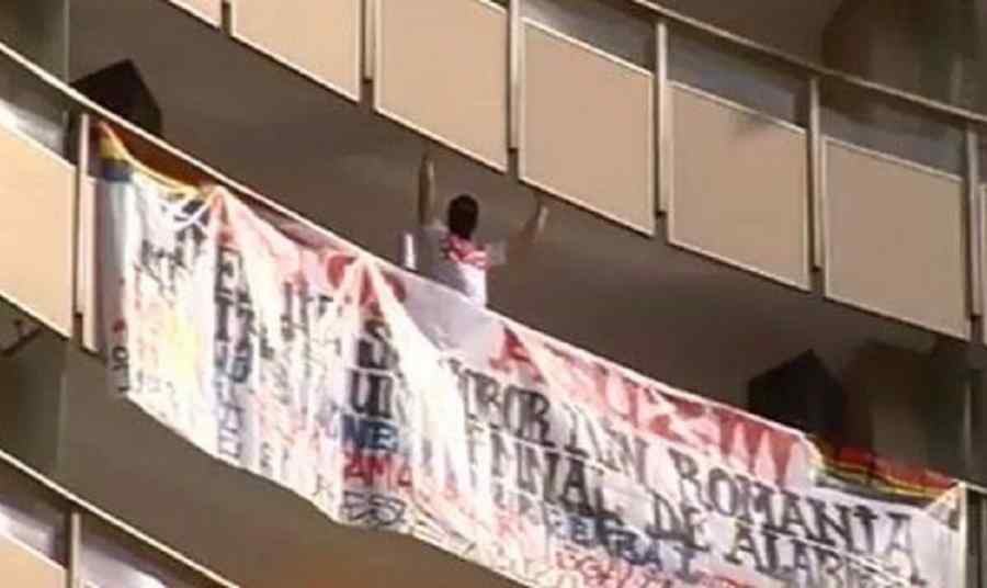 Un bărbat mascat amenință că se aruncă de pe Intercontinental