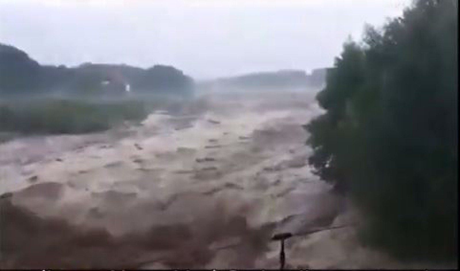Cod galben de inundații în 13 județe