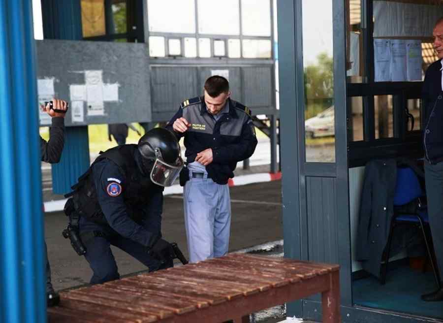 În Vama Moraviţa, ofiţerul acoperit făcea amor cu infractorii