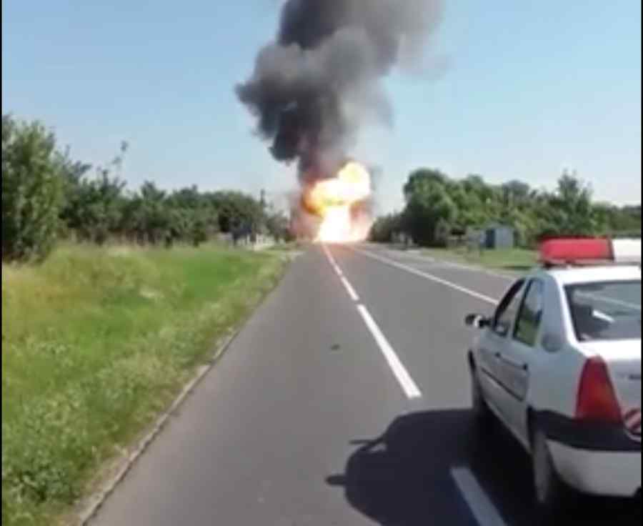 TIR cu 800 de butelii în flăcări (Video)