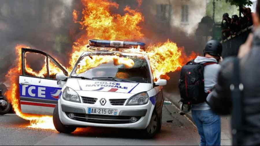 Violențe în Paris. O mașină de poliție este incendiată cu ofițeri înăuntru (Video)