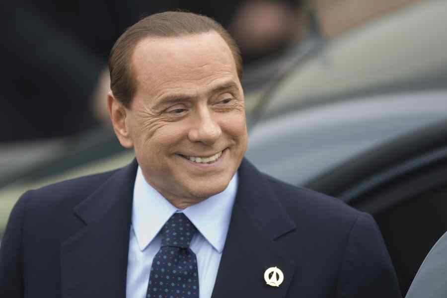 Berlusconi, cu AC Milan la vânzare pe Facebook