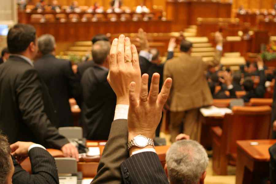 Undă verde pentru pachetul de legi privind achiziţiile publice