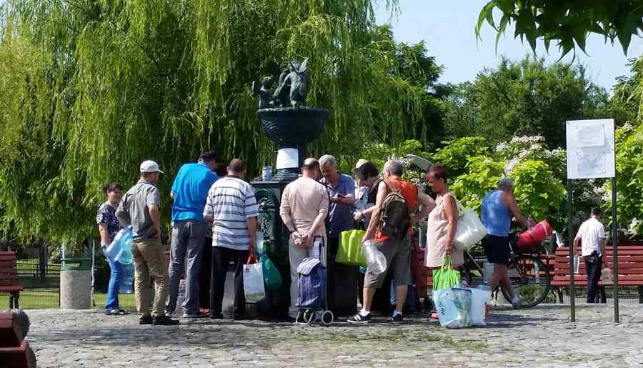Fântâna „Tudor Arghezi” din Orăşelul Copiilor, luată cu asalt de locuitori (foto)