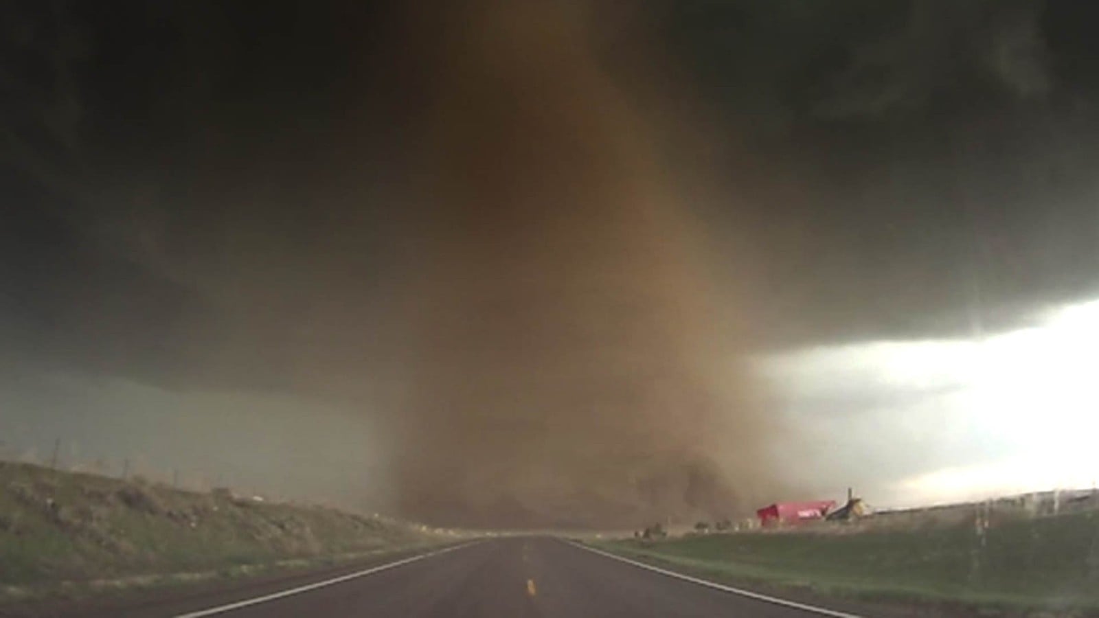 Imagini apocaliptice cu tornade ce au lovit în ultimele zile orașul Wray, Colorado