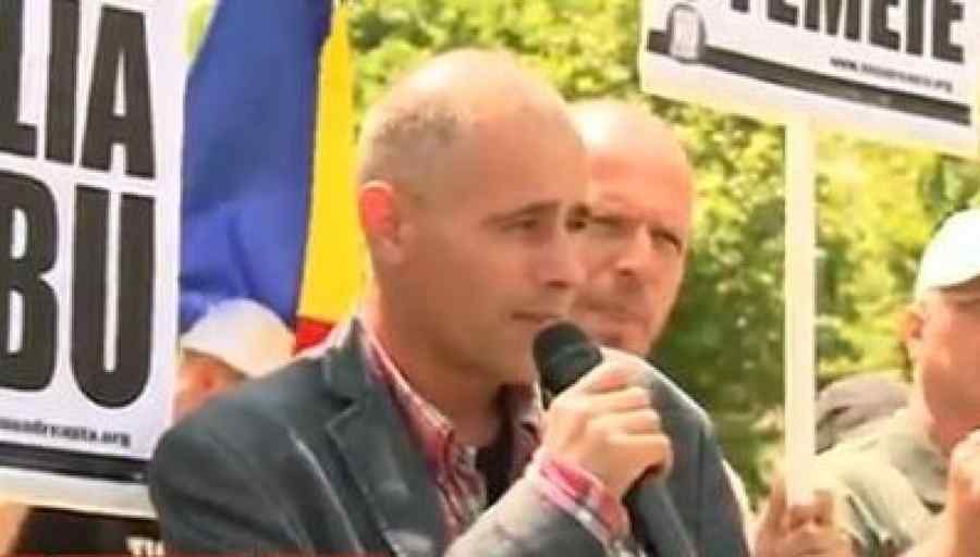 Aproape 100 de persoane au participat la marșul normalității în București