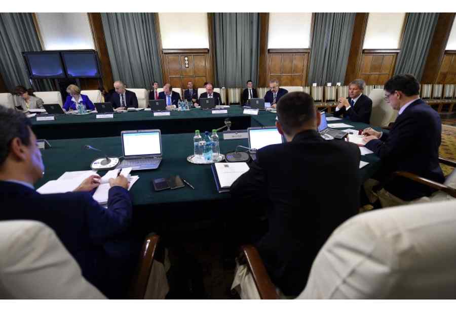Premierului i se cere să asigure independenţa TVR