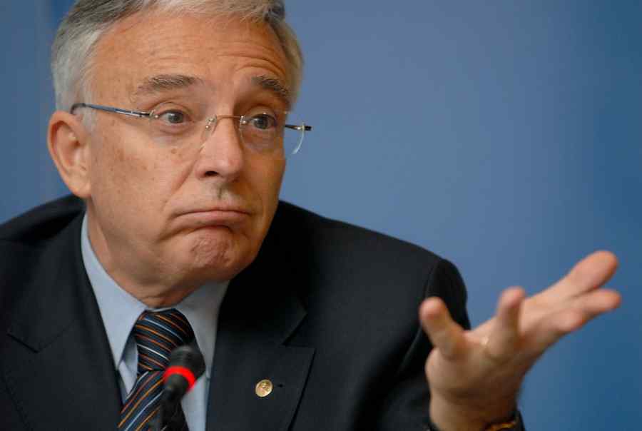 Inițiatorul dării în plată atacă imunitatea șefilor de la BNR
