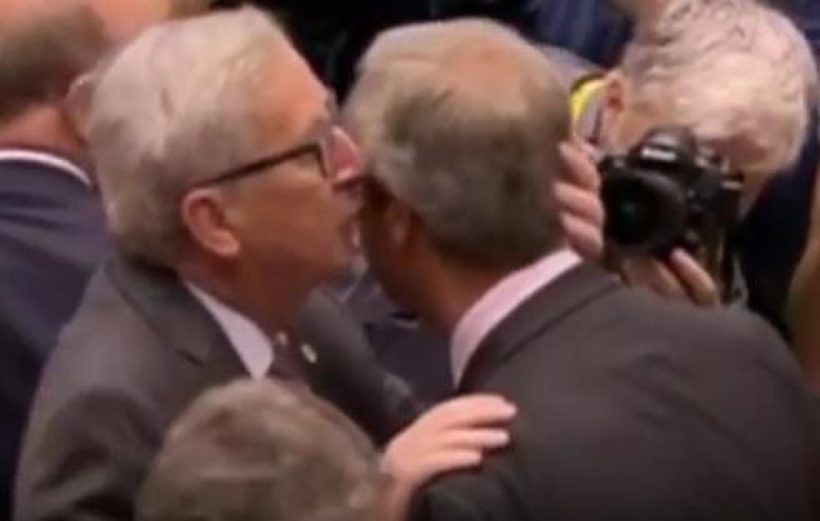 Pupături și discuții aprinse la Bruxelles: „Nostim, nu-i așa?” (Video)