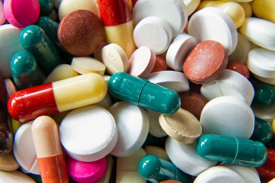 Medicii prescriu în continuare prea multe medicamente scumpe