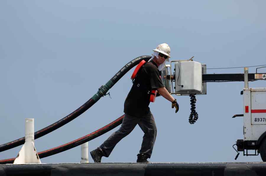Falimentele se țin scai de companiile petroliere