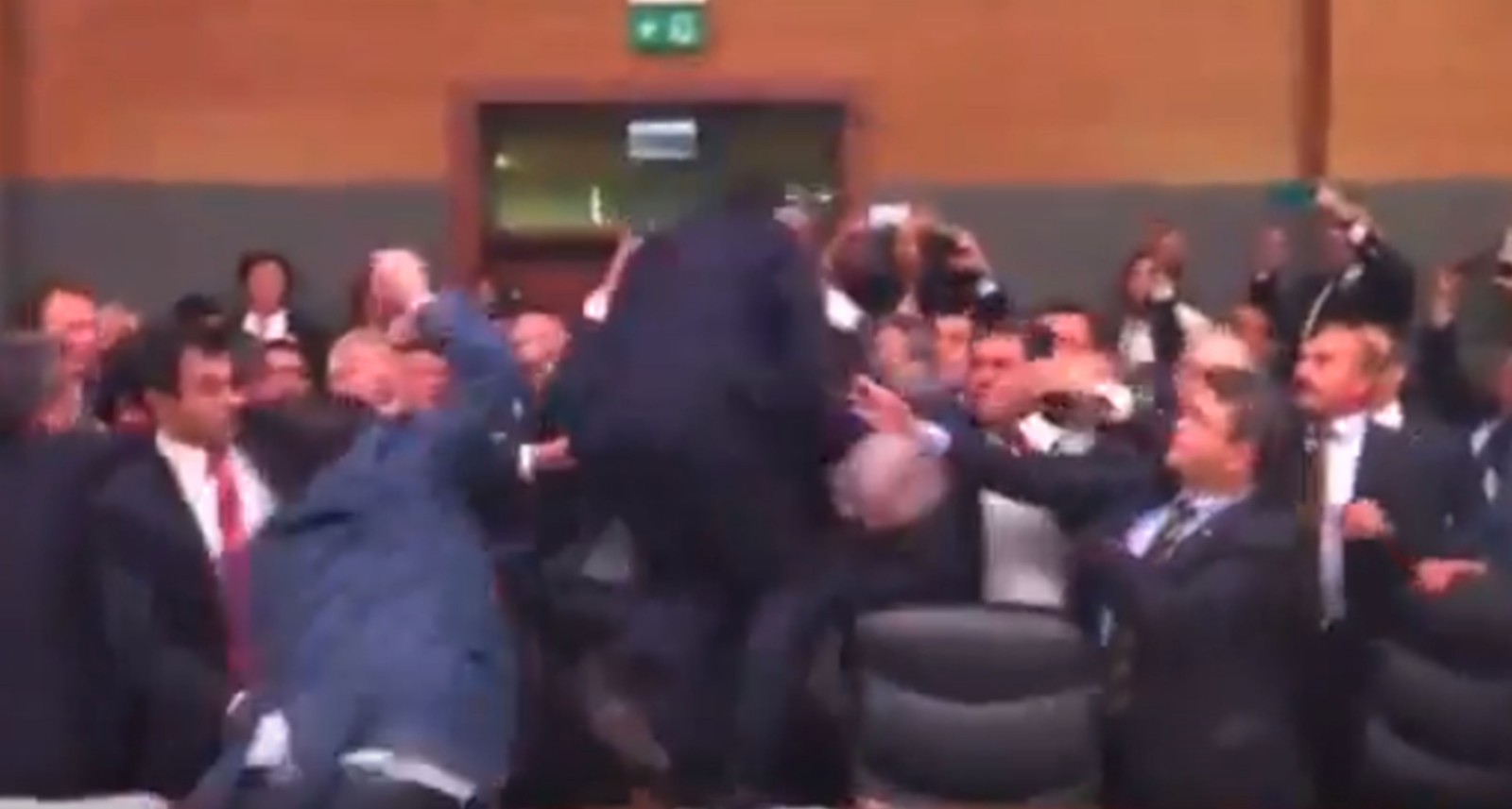 VIDEO Bătaie în Parlamentul din Turcia