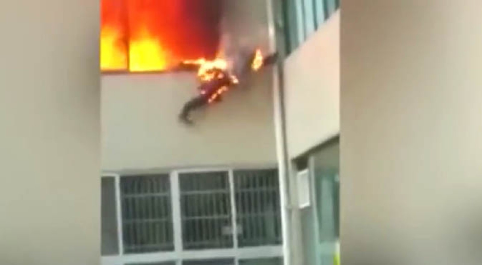 Un pompier sare pe fereastră din cauza flăcărilor (video)
