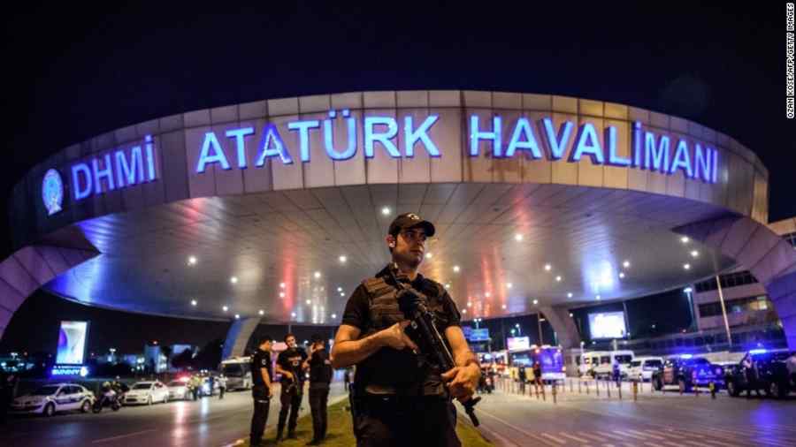Atacul de la aeroport: o nouă lovitură dată turismului din Turcia