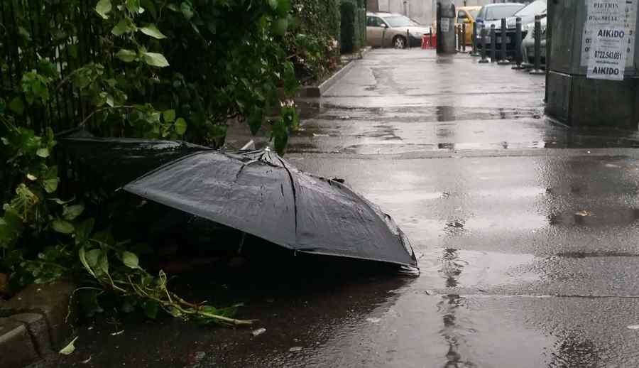 Cod galben de ploi în 35 de județe, inclusiv în  Capitală