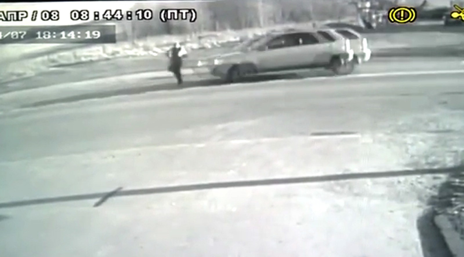 O femeie este lovită în plin de o mașină în Saint Petersburg (video)