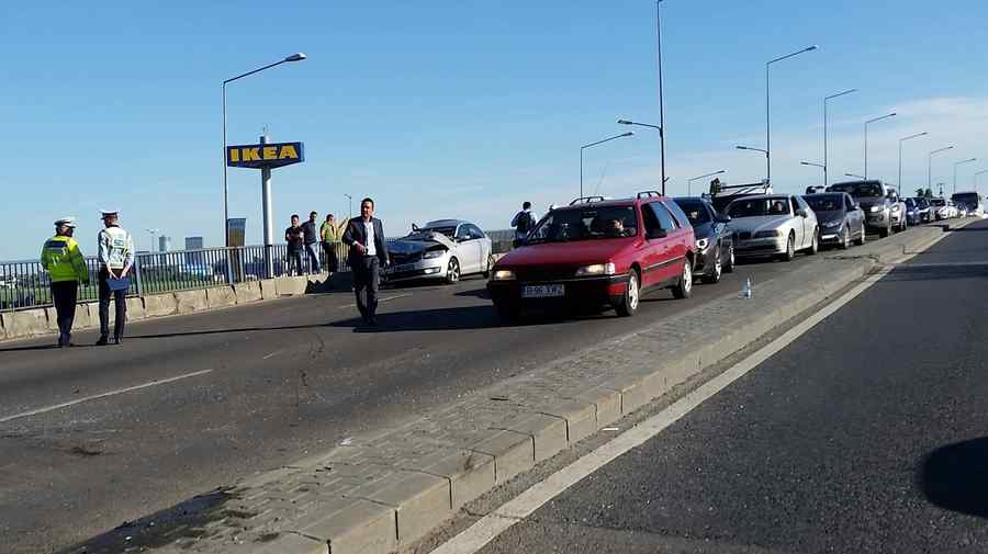 Accident cu șapte mașini implicate