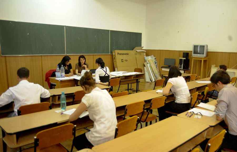 Ce are de făcut şcoala?