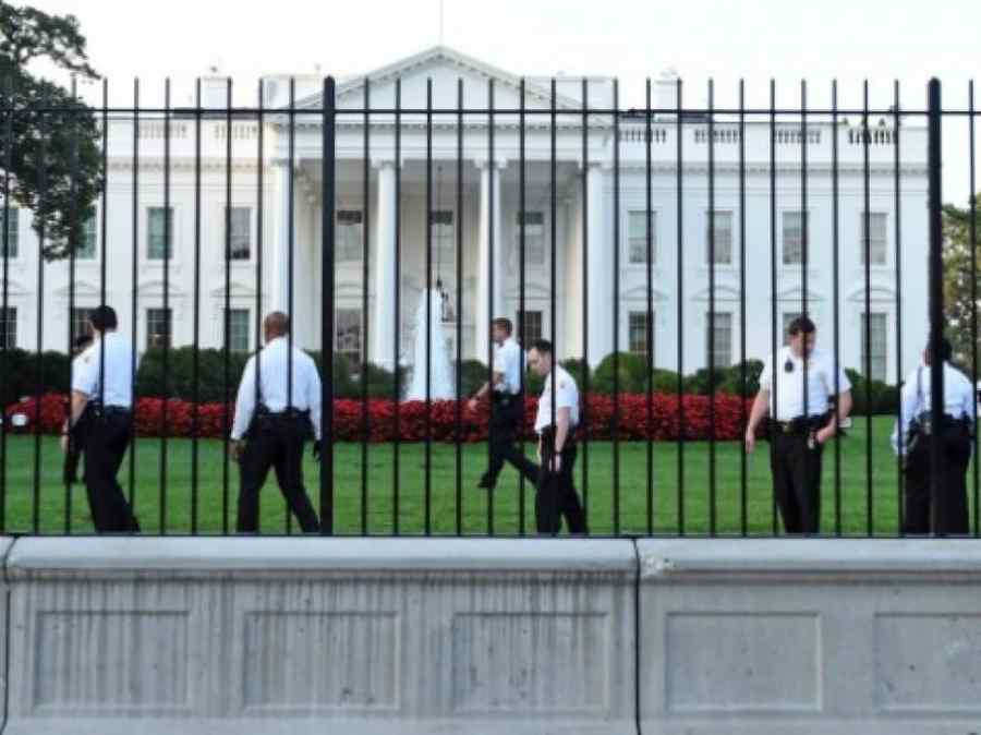 Un intrus s-a urcat pe gardul de la Casa Albă