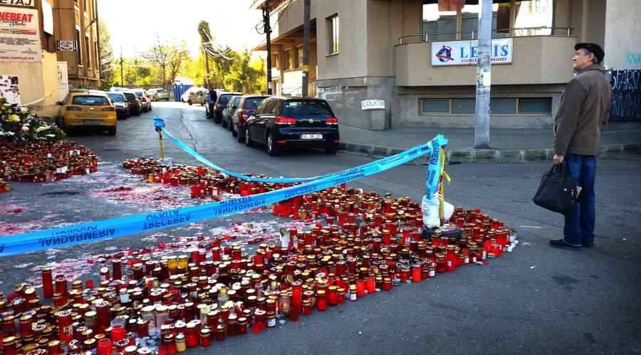 64 de lumânări depuse în faţa sediul DNA