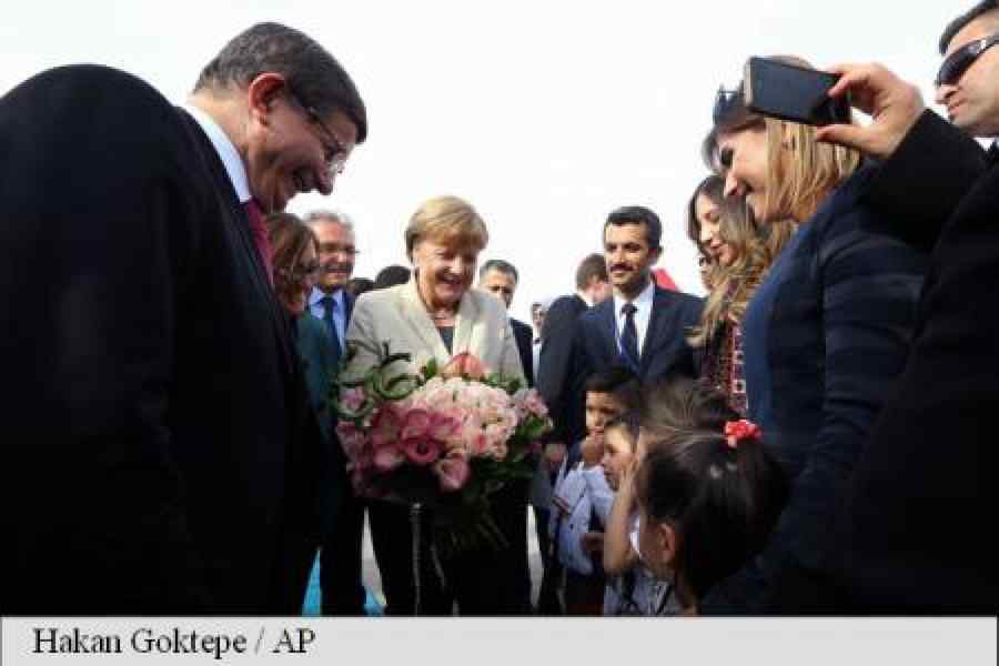 Merkel și Donald Tusk, într-o tabără de refugiați