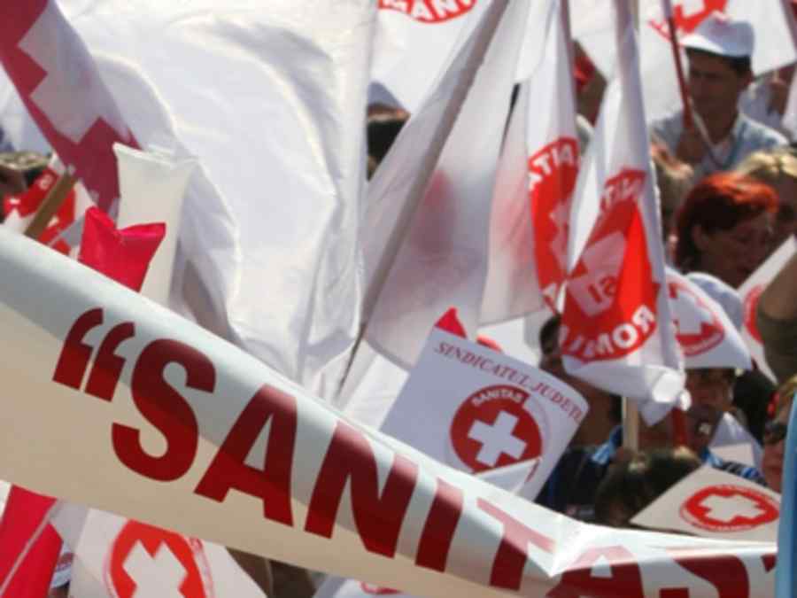 Protest Sanitas la poarta Parlamentului
