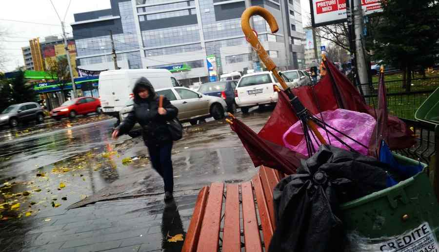 Avertizare meteo de ploi abundente și intensificări ale vântului
