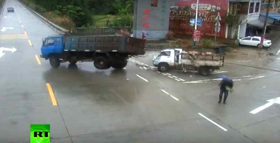 Pieton scăpat ca prin minune dintr-un accident auto