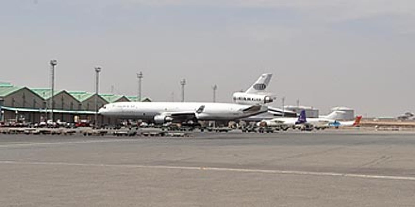 Până când va rămâne închis aeroportul atacat