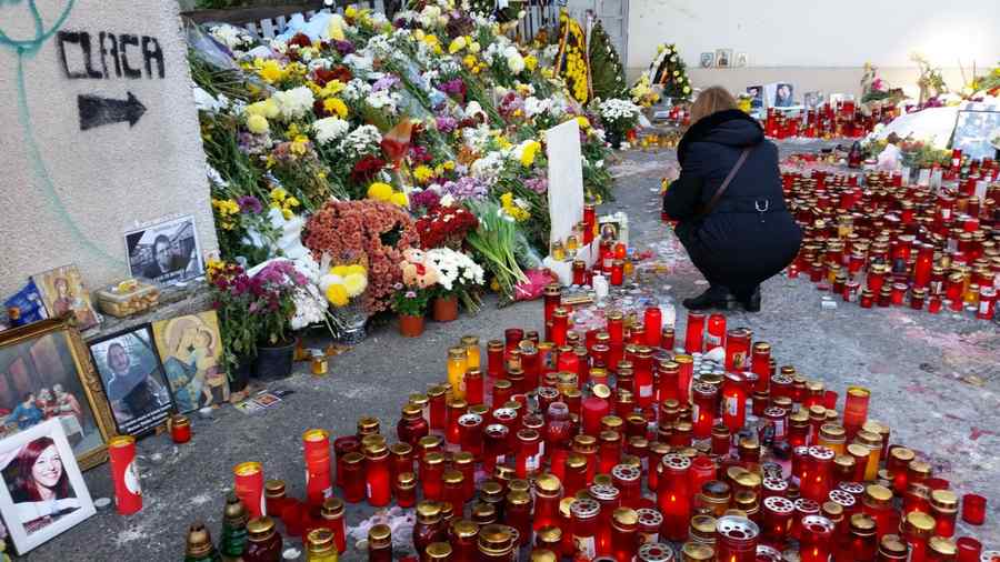 Mărțișoare, flori și lumânări pentru victimele de la Colectiv