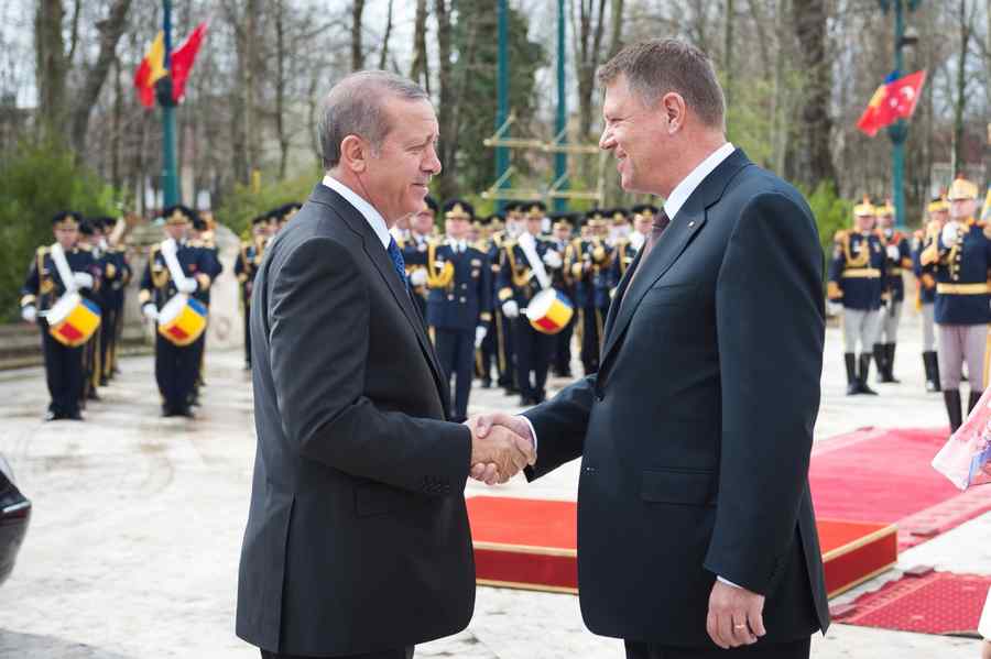 Iohannis critică în presa turcă ingerinţele Rusiei în Ucraina şi Siria