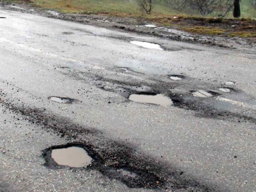 Trimişi în judecată după ce şi-au asfaltat drumul
