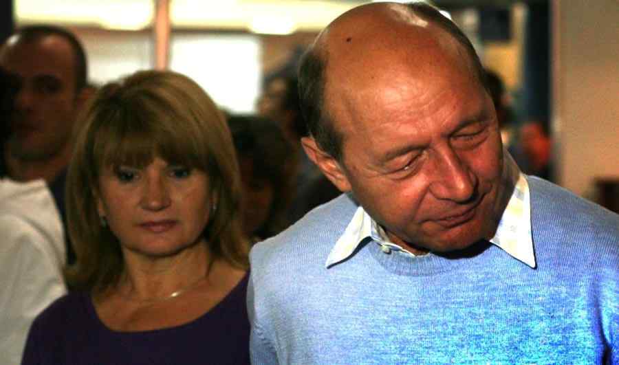 Soții Băsescu se vor moldoveni cu acte