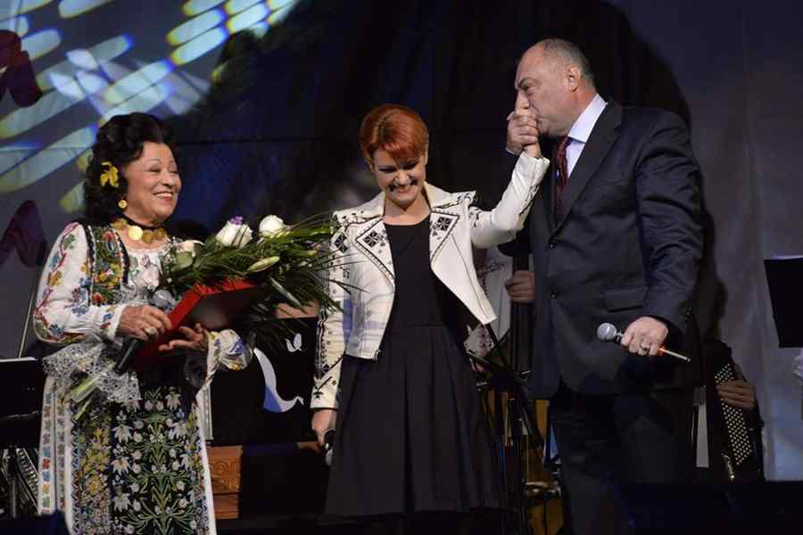 Antonie Solomon pupă mâna Olguţei Vasilescu