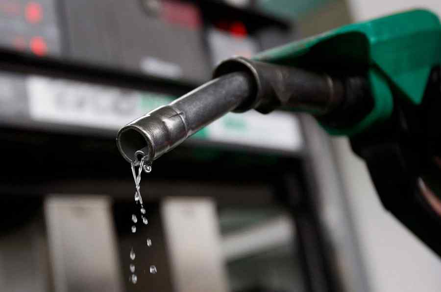 Concurenţa le cere benzinarilor să vândă şi în hipermarketuri