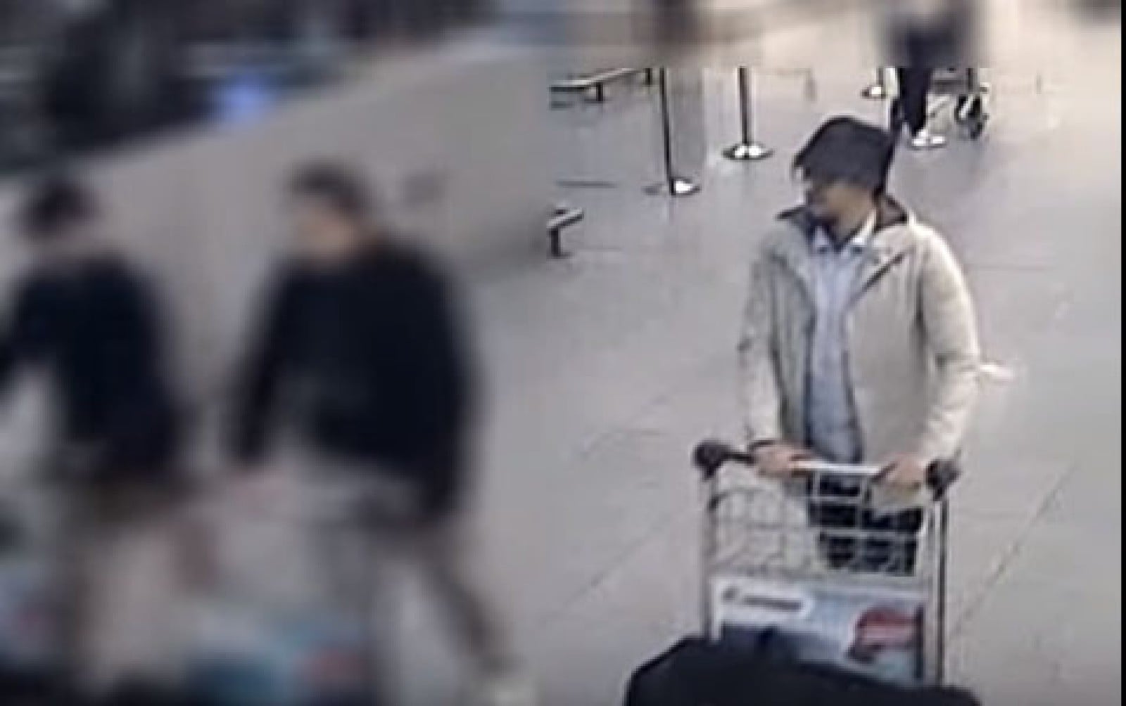 O nouă înregistrare video cu al treilea suspect în atentatele de la aeroportul Bruxelles-Zaventem
