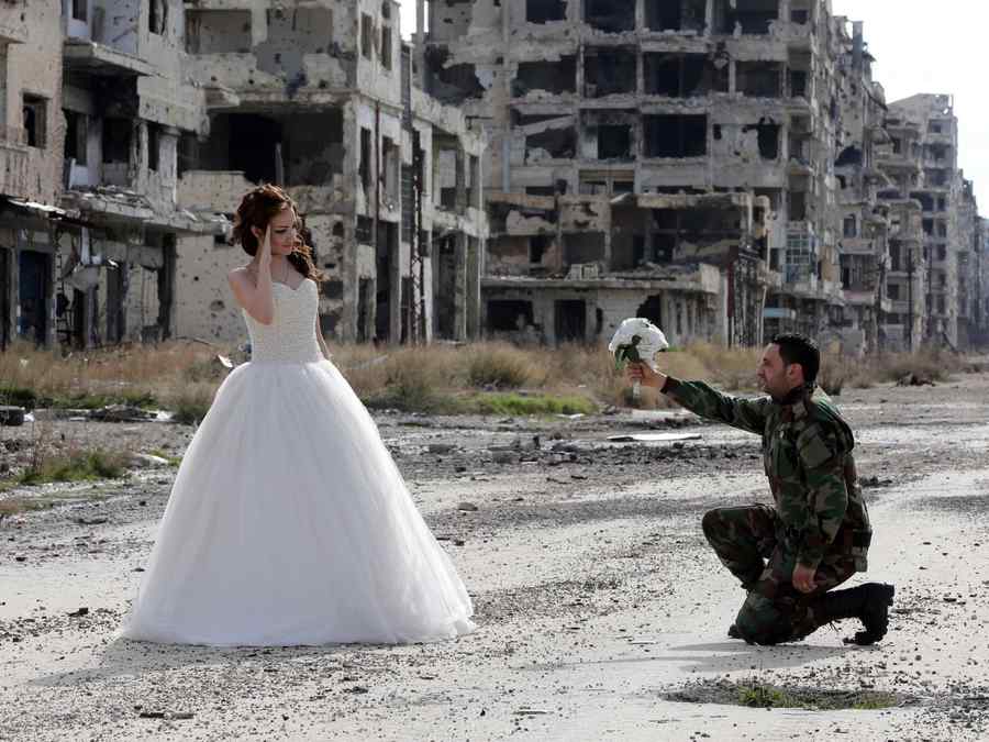 Ultima modă în Siria. Fotografii de nuntă printre ruine.(Galerie foto)